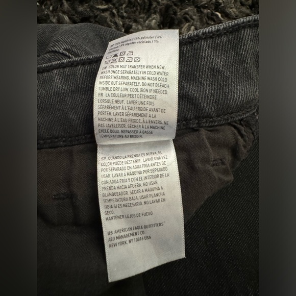 AE Mom jeans. Size 4 Short. Soft black. - Picture 5 of 9